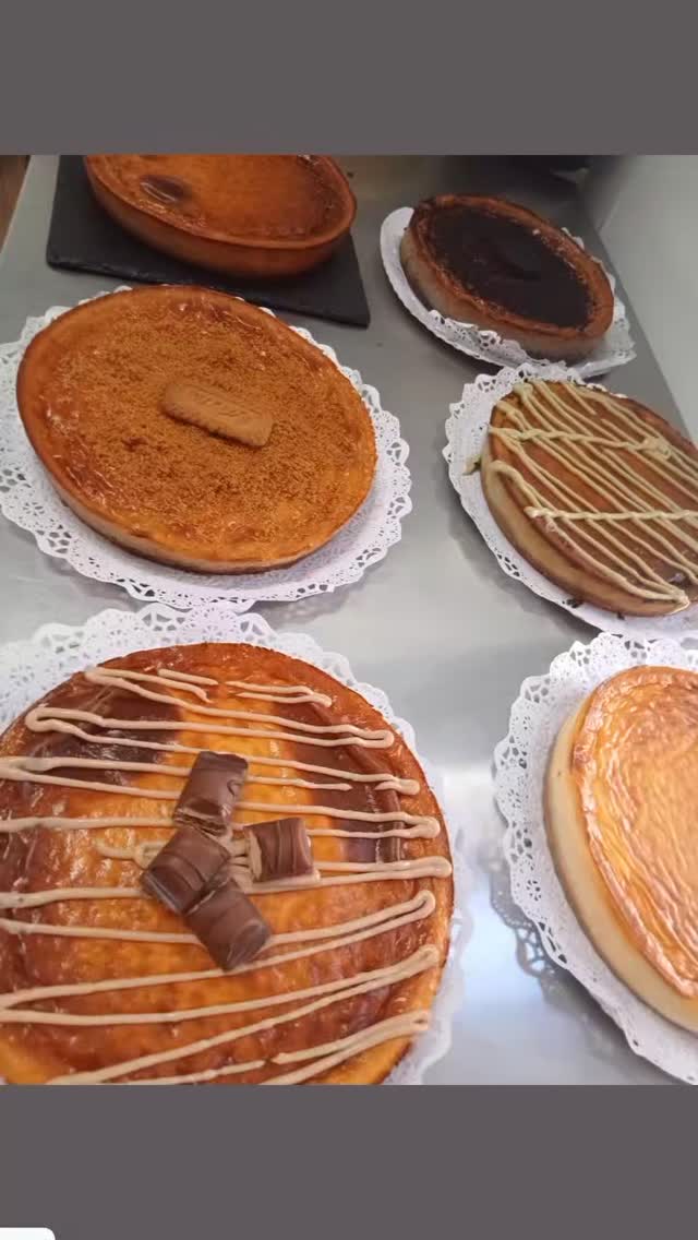 Clásica, Lotus, Dulce de Leche, Oreo, Kinder, Pistacho... Tartas de queso elaboradas diariamente en nuestro obrador, siempre recién hechas 🍰✨